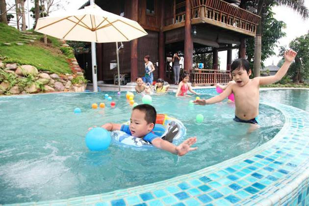 Tuy thế, căn biệt thự vẫn có những nét hết sức hiện đại là hồ bơi và khu vui chơi riêng dành cho trẻ em vui đùa thỏa thích.