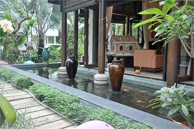 Căn nhà có nhiều không gian khoáng đạt và những khoảng xanh lớn, từ những mương nước nhỏ quanh nhà cho đến những bụi chuối, bức tượng phù điêu không khác gì quanh cảnh của một vùng quê yên bình giản dị.