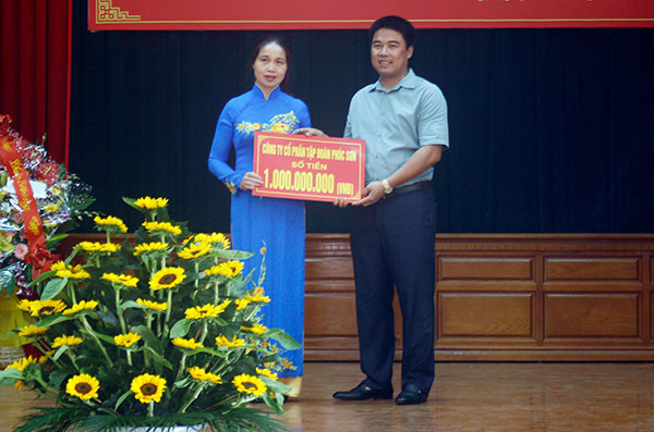 Ít ai biết ông chủ của tập đoàn Phúc Sơn lại xuất thân từ một nông dân vất vả. Anh từng phải đi chăn vịt phụ giúp gia đình. Tuy nhiên, với tố chất lãnh đạo và tài năng kinh doanh, anh đã vươn lên từ hai bàn tay trắng thành tỷ phú khi tuổi đời chưa đến 30.