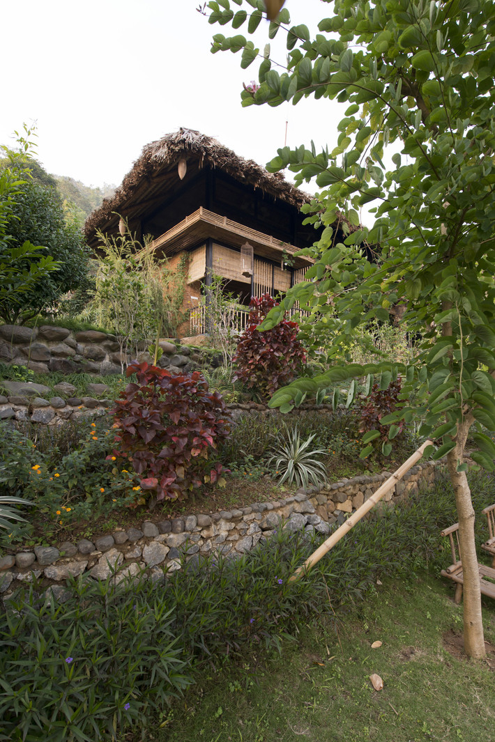 Ngôi nhà sàn ở Hòa Bình có kiến trúc đặc biệt có tên là Hillside với diện tích 120m2 được nhiều trang báo nước ngoài đưa tin bởi nó có kiến trúc lạ và sử dụng vật liệu thân thiện môi trường trong quá trình xây dựng.
