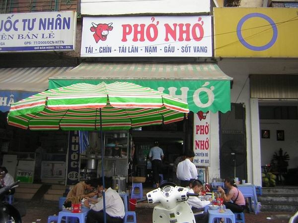 Phở Nhớ không chuyên hẳn về phở bò mà còn có thêm hương vị Phở Gà. Cái tên Nhớ bắt nguồn từ một người Việt Kiều yêu món phở Hà Nội đã đến thưởng thức và đặt cho quán : “Ăn rồi để nhớ mãi…”. Phở Nhớ cũng đã có từ lâu, từng giành giải nhì của Hội thi Phở Hà Nội. Ảnh: Việt Báo.