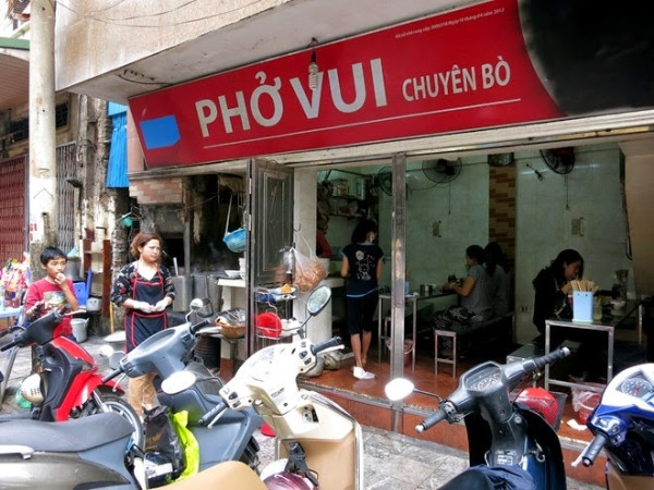 Một trong những điều thú vị có thể bắt gặp những quán phở Hà Nội phố cổ Hàng Giầy, mỗi tô phở Vui được bán khá cao như phở tái chín có giá dao động khoảng 40 - 50.000 đồng/bát nhưng vẫn thường xuyên thu hút khách. Phở Vui được luôn nhận được sự đánh giá cao của người dân phố cổ, vốn là những người sành ăn ở Hà Nội cũng như khách du lịch. Ảnh: Depplus.