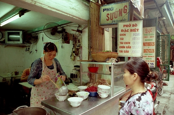 Phở Sướng là một quán phở có tên khá độc đáo, từ ngày xưa có tên là là phở Thắng Lợi, cùng với những quán phở như phở Thủ Đô, phở Tự Do… vốn rất nổi tiếng. Sau một thời gian dài gián đoạn, quán mới mở lại cách đây 30 năm mới lấy tên là Phở Sướng. Ảnh: Zing.