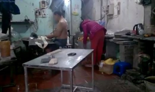 Những hình ảnh trong đoạn video của báo Pháp luật Plus ghi lại quy trình làm quẩy siêu bẩn của một cơ sở sản xuất quẩy thuộc phường Nghĩa Đô, Cầu giấy, Hà Nội khiến người xem phải giật mình. Ảnh cắt từ clip.