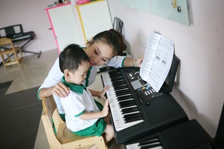 Đặc biệt con trai MC Vân Hugo được học tại trường mầm non quốc tế của mẹ mình. Mặc dù mức học phí của trường này rất chát nhưng vì ngôi trường nằm trong khu dân cư khá sầm uất trên phố Hoàng Hoa Thám – Hà Nội nên thu hút khá nhiều học sinh. Ảnh: VTC.