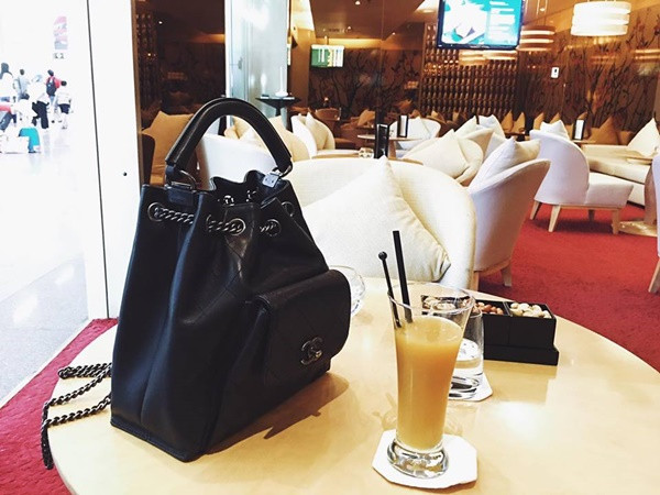 Mẫu balo năng động của Chanel có giá khoảng 100 triệu đồng rất được người yêu tin đồn của Tiến Đạt ưu ái.