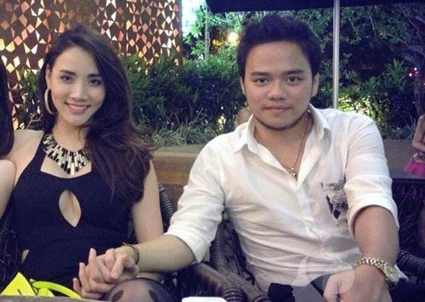 Chính chồng Trang Nhung cũng từng tiết lộ rằng máu nghệ thuật đã ăn vào người anh từ bé và trong nhà anh rất nhiều sách và đĩa phim. Đó là gia tài lớn nhất của cả gia đình anh. Ảnh: Megafun.