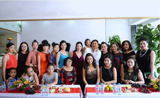 Mới đây, để chào đón con gái đạt được vương miện cao quý, bố mẹ Thu Ngân cũng đã mở tiệc ăn mừng và chào đón hoa hậu tại spa của gia đình.