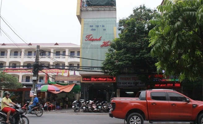 Với người dân khu vực Tô Hiệu, Hàng Kênh, Hải Phòng, không ai không biết đến gia đình của cô Hoa Hậu này. Đó là một gia đình giàu có, cả gia đình ai nấy đều đẹp.