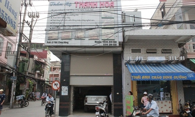 Ngoài căn nhà làm thẩm mỹ viện ở Hàng Kênh thì gia đình hoa hậu còn một căn nhà khác 2 mặt tiền phố Chùa Hàng. Đây là địa chỉ thẩm mỹ cũ và là nơi ở của bố mẹ hoa hậu hiện nay.