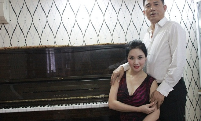 Sống trong nhà hiện nay là mẹ ruột Thu Ngân, cha dượng và 7 người em. Cha dượng của hoa hậu – Ông Lê Sỹ Hiệp cũng là một doanh nhân rất thành đạt.