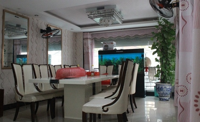 Tầng 2 của căn bếp là phòng ăn. Tách riêng phòng khách cho nên nó cũng khá rộng rãi. Căn bếp gọn gàng sạch sẽ và phòng ăn khá hiện đại với tông màu trắng đơn giản nhưng trang nhã.