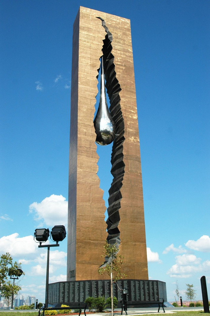 Tòa nhà tưởng niệm Bayonne Teardrop, New Jersey. Thiết kế giọt nước mắt nằm giữa 2 tòa tháp như một món quà để tưởng nhớ những người đã mất trong cuộc tấn công khủng bố hồi 11/9. Tòa nhà này sẽ rất hoàn hảo nếu như nó không bị mường tượng thành hình chỗ ấy của phụ nữ.