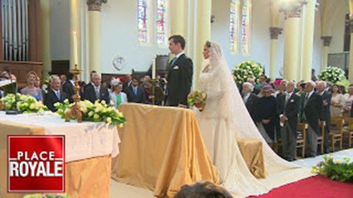 Buổi lễ được diễn ra tại nhà thờ St Peter ở làng Beloeil, sau đó là đám cưới hoàng gia trước dân chúng tại lâu đài Beloeil Castle - nơi được biết đến như là Versailles của Bỉ.