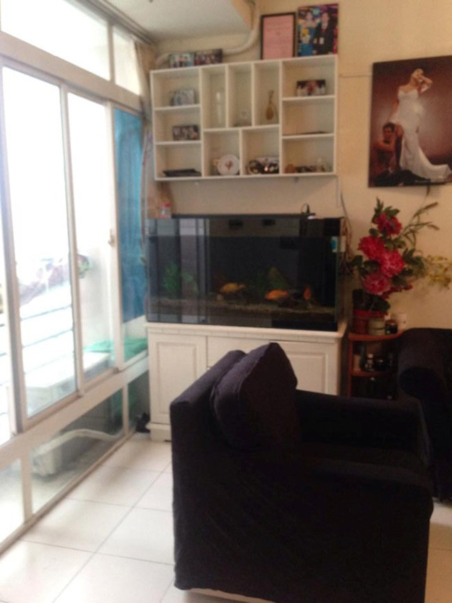 Trong căn nhà bình dân của cô, đồ đạc và vật dụng đều hết sức bình dân và có vẻ không được rộng rãi. Cô nàng lắm chiêu này phát biểu rằng, rất ưng ý vì đã chọn được căn nhà hợp ý mình.