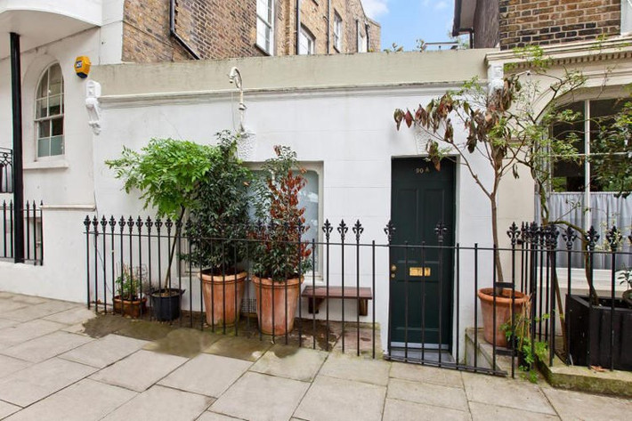 Trước đây, một căn hộ một tầng nằm ở khu phố Barnsbury, London cũng đã được rao bán với mức giá 450.000$ (khoảng 9,5 tỷ đồng) chỉ với diện tích 17,466m2. Căn hộ này nhỏ tới mức, muốn ngủ sẽ phải dọn dẹp bếp để có chỗ lên gác lửng.