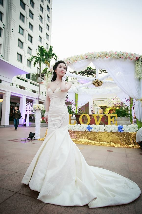 Trước đó, nhiều chiếc váy cưới của sao Việt có giá từ mấy chục triệu lên hàng trăm triệu đồng cũng khiến nhiều người giật mình. Những chiếc váy cưới của ca sĩ Quỳnh Nga mặc trong hôn lễ tối 23/11/2015 do NTK Hoàng Hải thực hiện có tổng chi phí lên đến 15.000 USD.