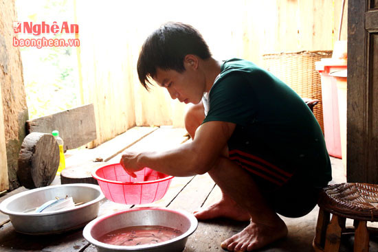 Sau đó đem rửa qua nhiều lần nước cho sạch hết phấn.