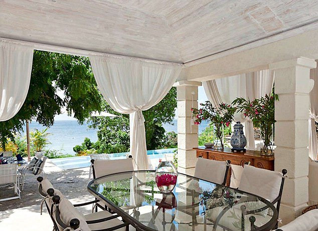 Năm 2015, Kate và William lại nghỉ ở biệt thự Rocina ở Mustique với các thành viên trong gia đình hoàng gia. Căn biệt thự lớn này của triệu phú Venezuela Violera Alvarez , bạn thân của công nương Kate.