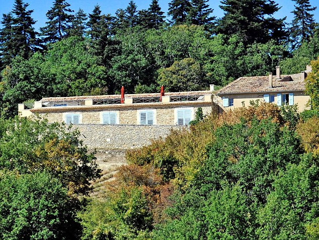 Năm 2012, cặp vợ chồng này lại chọn nghỉ ngơi tại lâu đài Chateau d'autet. Đây là lâu đài được xây dựng từ thế kỷ 19 ẩn mình trong những ngọn đồi xanh mướt. Lâu đài này có 12 phòng, vô cùng riêng tư để tránh các tay săn ảnh luôn rình rập họ.