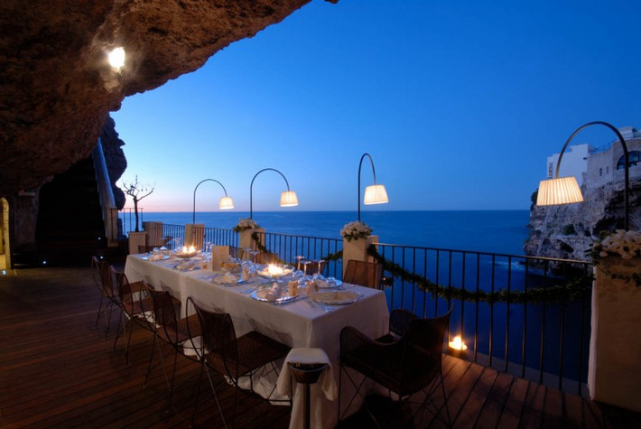 5. Grotta Palazzese sạn, Ý Một trong những điểm nổi bật nhất của Grotta Palazzese là Cave Summer - một hang động khắc đá vôi, là một nơi nghỉ ngơi lãng mạn và chỉ mở cửa từ tháng năm đến tháng mười. Grotta Palazzese chỉ có 25 phòng – được trang bị đầu đủ truyền hình vệ tinh, minibar và máy điều hòa không khí…