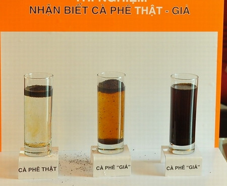 Đối với những người thường xuyên pha cà phê ở nhà, hãy chịu khó làm một thí nghiệm nhỏ để phân biệt loại cà phê này. Đổ nước nguội vào ly thủy tinh sau đó rắc nhẹ một ít bột cà phê lên trên mặt nước. Bột cà phê nguyên chất có khối lượng riêng thấp nên có khuynh hướng nổi lên trên khi cho vào nước, còn bột cà phê pha tạp chất sẽ chìm xuống nhanh hơn.