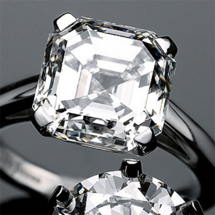 19. De Beers Asscher Cut Diamond 805.000 USD Dòng De Beers của kim hoàn đã phát triển được khoảng hơn một thế kỷ, và đã trở thành công ty chuyên phục vụ Hoàng gia Anh. Chiếc nhẫn 7.11 carat có giá gần một triệu đô la và sẽ là món quà sang trọng cho một ai đó đặc biệt.