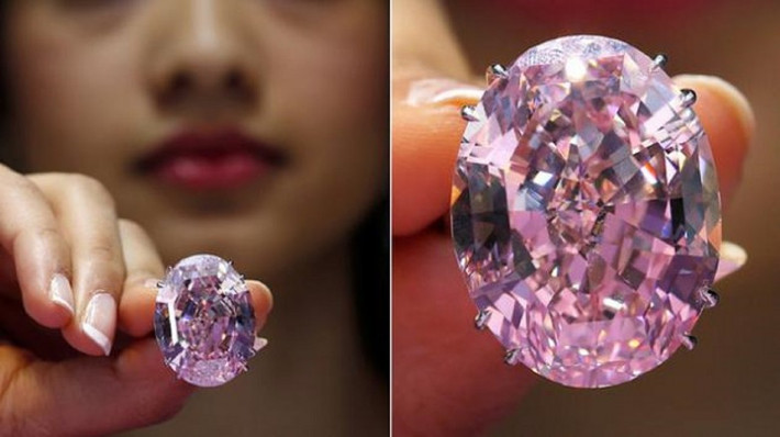 15. The Laurence Graff Ring 2,6 triệu USD Laurence Graff Ring là một viên kim cương màu đỏ cực kỳ hiếm hoi, được bán ra với giá 2,6 triệu USD tại cuộc đấu giá được tổ chức bởi Christie. Viên kim cương 8 mặt nặng 2,2 carat và màu đỏ-tím là một kỳ quan kỳ lạ mà chúng ta không nhìn thấy rất thường xuyên. Đá kim cương màu đỏ được bao quanh bởi bốn viên kim cương màu trắng kích cỡ đều, tạo ra một hình dạng hoa đẹp. Nó vượt ra ngoài cảnh quan tuyệt đẹp và sẽ là một sự bổ sung sáng giá vào bộ sưu tập trang sức của hoàng gia. Chiếc nhẫn này cũng phá kỉ lục cho Christie và trở thành viên kim cương đỏ lớn nhất đến các nhà đấu giá.