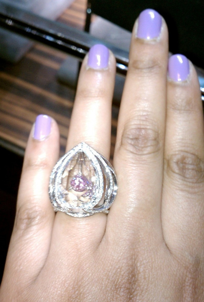 20. De Beers Secret Kiss of the Rose Ring 525.009 USD Chiếc nhẫn này có giá hơn nửa triệu USD, thuộc TOP những chiếc nhẫn đắt nhất thế giới. Nó có trọng lượng 10.09 carat D Flawless. Nằm trong trung tâm chính của nhẫn là một viên kim cương màu hồng rực rỡ. Nó cũng được chạm khắc bởi 428 viên kim cương nhỏ xíu xung quanh.