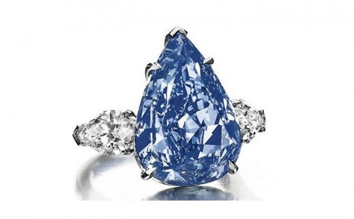 4. The Winston Blue 23,8 triệu USD Viên kim cương màu xanh nặng 13,22 carat, có giá trị gần 24 triệu USD. Nó là một trong những đồ trang sức đắt tiền nhất mà bạn có thể tìm thấy trên một chiếc nhẫn.
