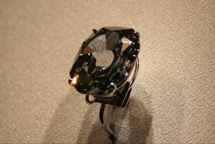 1. Wittelsbach-Graff Diamond 80 triệu USD Và cuối cùng, đứng vị trí đầu bảng là chiếc nhẫn kim cương Wittelsbach-Graff với giá 80 triệu USD. Nó nặng 31,06 carat, được phát hiện vào cuối thế kỷ 17 ở Kollur Mine Guntur của Ấn Độ.