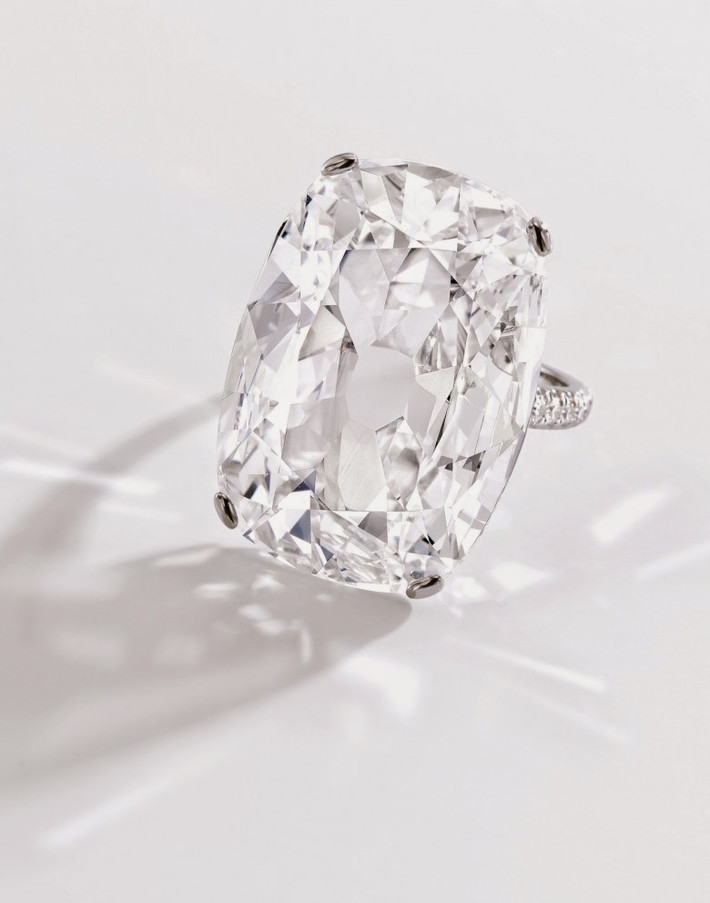 12. Sotheby’s Golconda Diamond Ring 6,5 triệu USD Viên kim cương lấp lánh đến từ các mỏ cổ Golconda, trọng lượng 30,01 carat hình quả lê khổng lồ và sẽ là một minh chứng tuyệt vời cho vẻ đẹp và tinh hoa của thời quá khứ xa xưa.