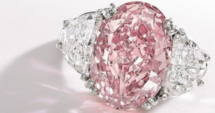 3. The Graff Pink 46,2 triệu USD Chiếc nhẫn kim cương Graff Pink đã được bán tại phiên đấu giá của Sotheby ở Hồng Kông. Nó có giá bán đấu giá tăng gấp đôi so với giá dự kiến, được bán bởi Harry Winston. Viên kim cương nặng 24.78 carat sang trọng và thanh lịch.