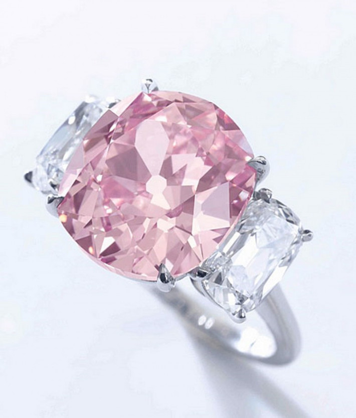9. The Vivid Pink 11,8 triệu USD Một trong những chiếc nhẫn đắt nhất thế giới này có trọng lượng 5 carat và được khai thác ở Nam Phi. Nó cũng nổi tiếng với vẻ đẹp hiếm có và kỳ lạ. Tại cuộc đấu giá ở châu Á, chiếc nhẫn được mệnh danh là “sao lấp lánh”.