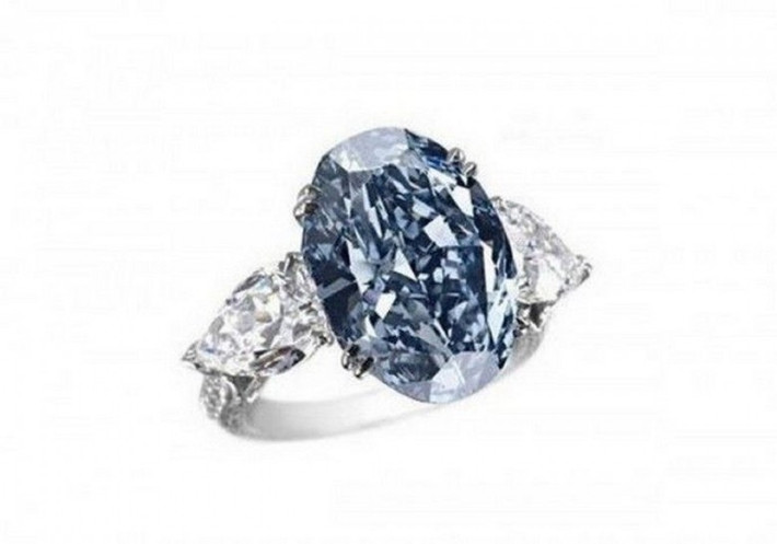 7. Chopard Blue Diamond Ring 16,26 triệu USD Một trong những chiếc nhẫn đắt tiền nhất trên thế giới là chiếc Chopard Blue Diamond Ring. Với giá 17 triệu đô la, chiếc nhẫn có viên kim cương màu xanh hình bầu dục tuyệt đẹp với 18 carat vàng trắng.