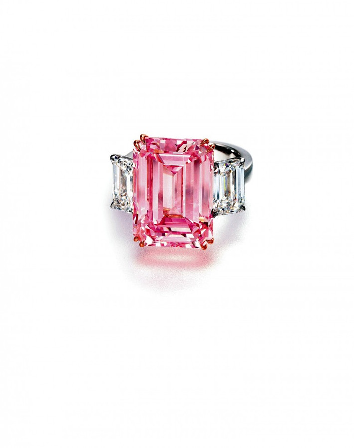 5. Perfect Pink Diamond 23,2 triệu USD Perfect Pink Diamond là một viên ngọc quý đạt kỷ lục bán đấu giá. Nó là một viên kim cương hồng 14,23 carat được bán tại cuộc đấu giá của Christie ở Hồng Kông. Viên ngọc quý là một bóng hiếm của màu hồng và thậm chí rất khó để tìm thấy nó ở một kích thước lớn như vậy. Trong thực tế, chỉ có khoảng 18 viên kim cương trên thế giới có trọng lượng hơn 10 carat và đã được bán đấu giá.