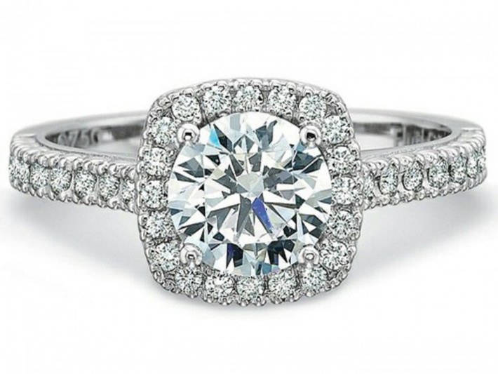 18. House of Taylor Oval Diamond Ring 1,3 triệu USD House of Taylor Oval Diamond Ring được mệnh danh là giá trị của vẻ đẹp tinh tế với giá khoảng 1,3 triệu USD. Nó có trọng lượng 5,98 carat, mang thiết kế hình bầu dục cắt kim cương là hình ảnh thu nhỏ của sự hoàn hảo. Đi kèm với nó là vòng kim cương rực rỡ Jordan 12 trọng lượng 3,96 carat.