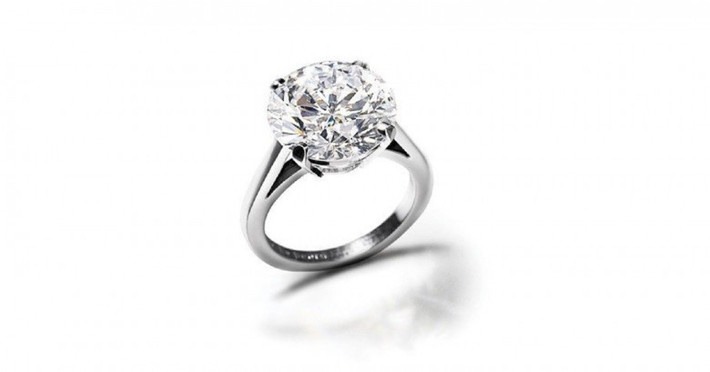 16. De Beers Round Brilliant Platinum 1,83 triệu USD De Beers Round Brilliant Platinum được tạo thành từ đá kim cương lấp lánh 9 carat trên nền bạch kim. Nó có giá lên tới 1,83 triệu USD.