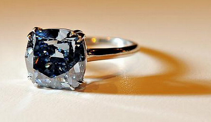 11. The Cullinan Diamond 9,69 triệu USD The Cullinan Diamond có giá khoảng gần 10 triệu USD. Viên kim cương đến từ Nam Phi với hình vuông đệm cắt.