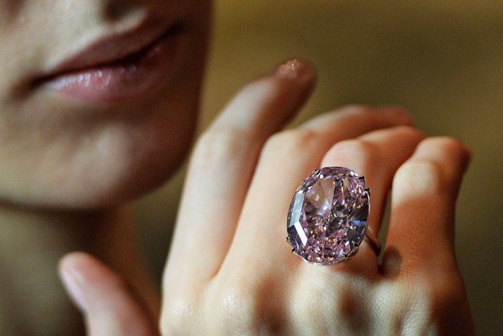2. Pink Star Diamond Ring 72 triệu USD Đây là một viên kim cương 72 triệu USD. Viên kim cương thiết lập kỷ lục đầu tiên được bán cho Isaac Wolf. Khai thác ở châu Phi, kim cương trông giống như một con bọ cánh cứng khổng lồ, nhưng nó thực sự là một viên kim cương màu hồng. Trọng lượng 59,60 carat với độ rõ nét hoàn hảo, phải tấn thời gian trong 2 năm để đánh bóng và gia công nó.