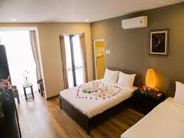 Nếu muốn nhanh chóng có không gian mát lạnh, trong lành và tăng nét sang trọng, tinh tế cho căn phòng thì nên chọn điều hòa.