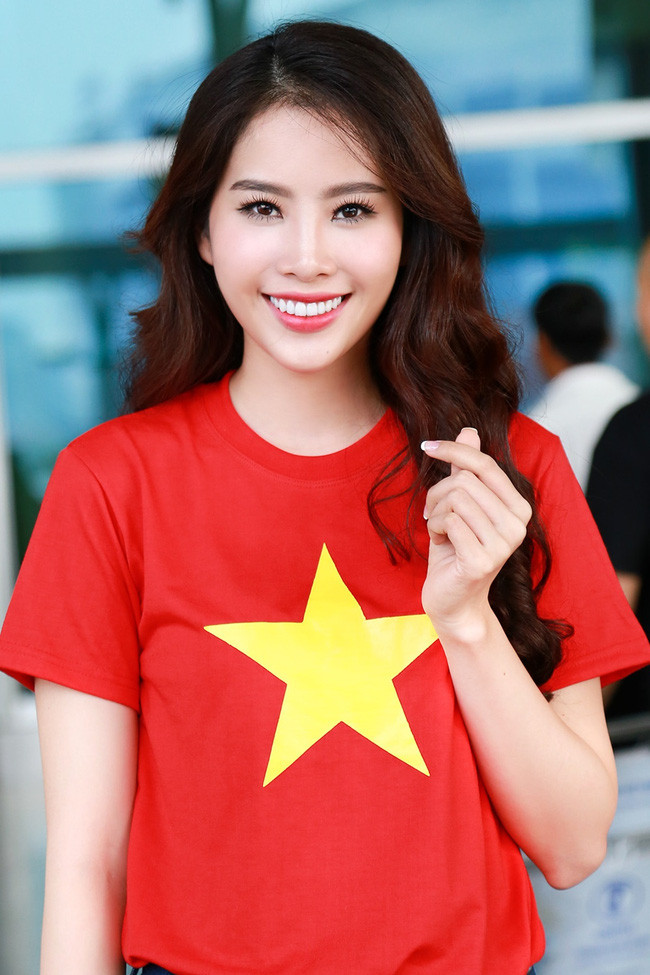 Hoa khôi Nam Em – Đại diện Việt Nam đang tham gia cuộc thi Miss Earth có vẻ đẹp trong sáng dịu dàng dễ dàng lấy được thiện cảm từ người đối diện. Người đẹp này còn nổi tiếng với lối sống giản dị, sinh ra trong gia đình nghèo khó.