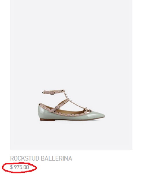 Theo giá bán trước thuế trên web bán hàng của mẫu giày Rockstud Ballerina màu xanh bạc hà quyến rũ này là 975 USD ( khoảng 21,4 triệu đồng). Đôi giày thuộc sở hữu của Hà Hồ thuộc thiết kế của nhà mốt Valentino. Ảnh chụp màn hình.