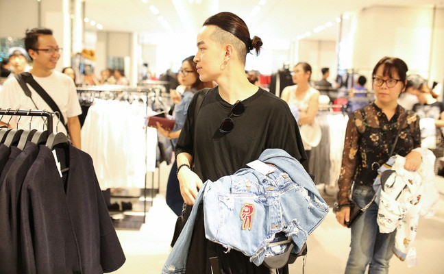 Fashionista và stylist Kelbin cũng đã đến đây sắm đồ. Anh thổ lộ đã chi 7 triệu đồng cho những món đồ ưng ý.