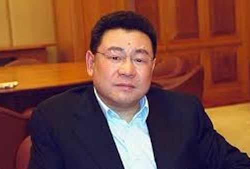 Tỷ phú Joseph Lau, sinh năm 1951, là nhà đầu tư bất động sản nổi tiếng tại Hồng Kông. Hiện ông đang sở hữu 61% cổ phần của Tập đoàn Chinese Estates Holdings. Ngoài giàu có và tài kinh doanh, ông còn gây chú ý với những thương vụ gây sốc và những lần chơi ngông của mình.