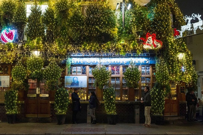 Những năm trước đây, ông chỉ đón Giáng sinh với một màn hình và cây thông Noel lớn. Năm nay, ông nhận thấy còn một số chỗ để đặt thêm vài cái cây vì thế mà ông đã đặt thêm 75 cây và hàng nghìn những chiếc đèn.