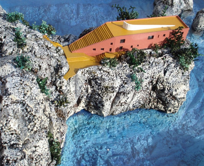 Ngôi nhà Casa Malaparte trong phim Contempt. Căn nhà tuyệt đẹp nằm trên độ cao 30 mét trên mặt biển đảo Capri. Kỳ quan kiến trúc này được kiến trúc sư người Ý Adalberto Libera xây dựng những năm đầu của thập niên 40 cho nhà văn hiện thực huyền ảo Cuzio Malaparte.