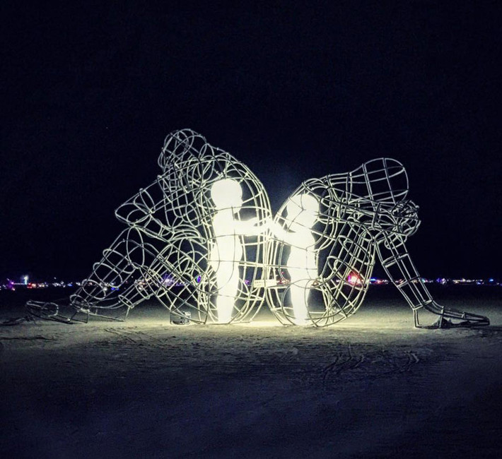 Chủ đề “Tình yêu” được Alexander Milov thể hiện qua hình ảnh trẻ thơ trong thân xác người lớn.