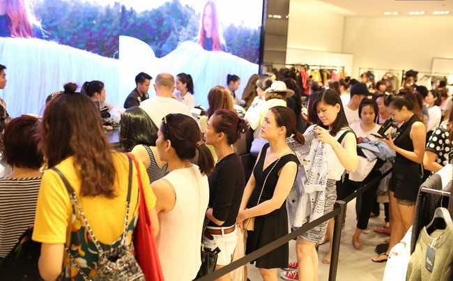 Cảnh tượng khách xếp hàng dài chờ thanh toán.