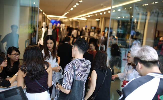 Zara mở chính thức tại Việt Nam đồng nghĩa với các fashionista sẽ không phải mòn cổ chờ đợi hàng oder hoặc bỏ tiền ra nước ngoài sắm đồ nữa.
